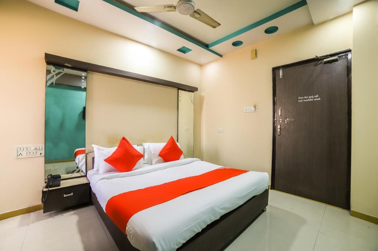 Oyo 69877 Hotel Sarthi Residency Ahmedabad Exterior foto
