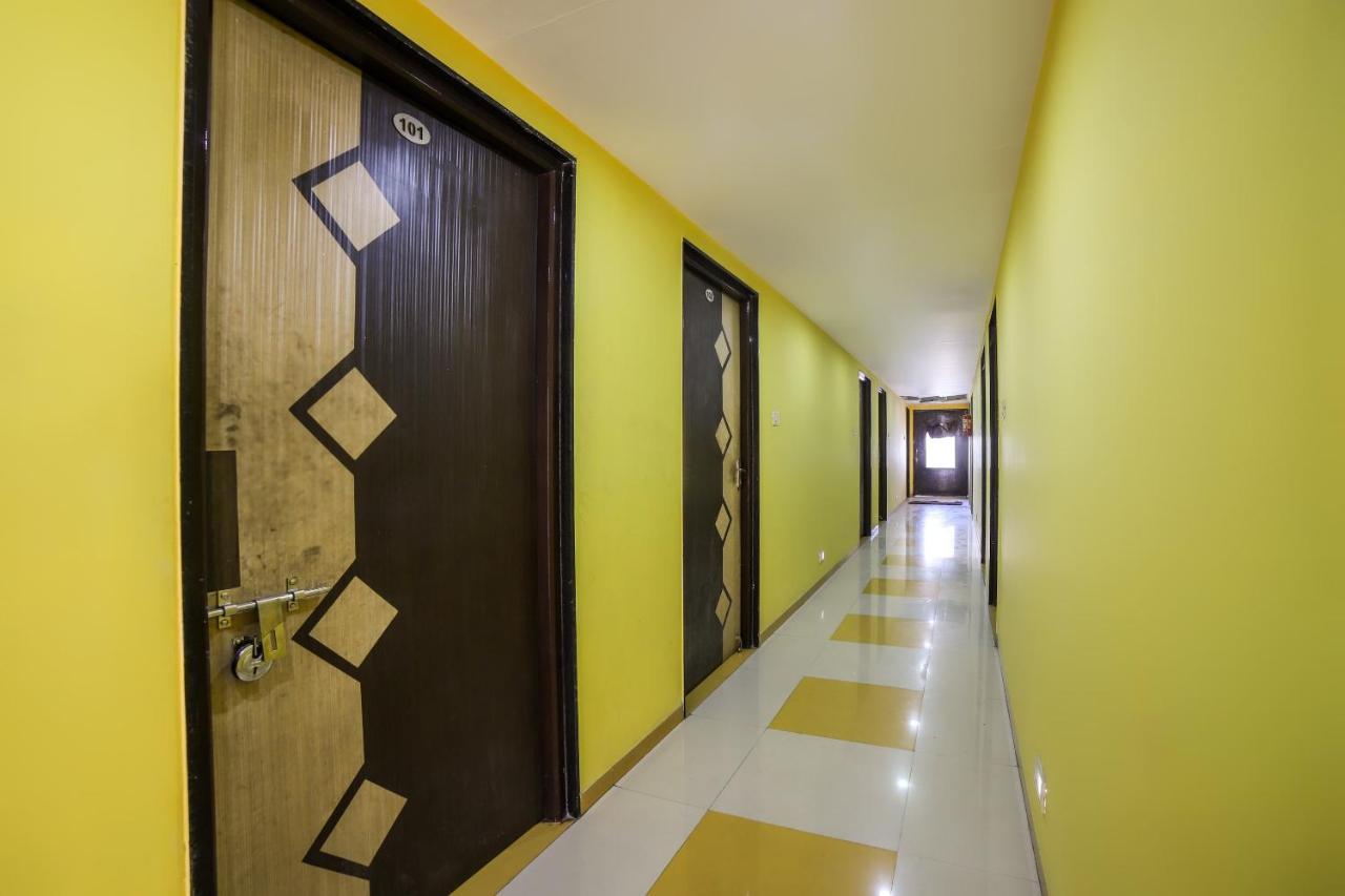 Oyo 69877 Hotel Sarthi Residency Ahmedabad Exterior foto