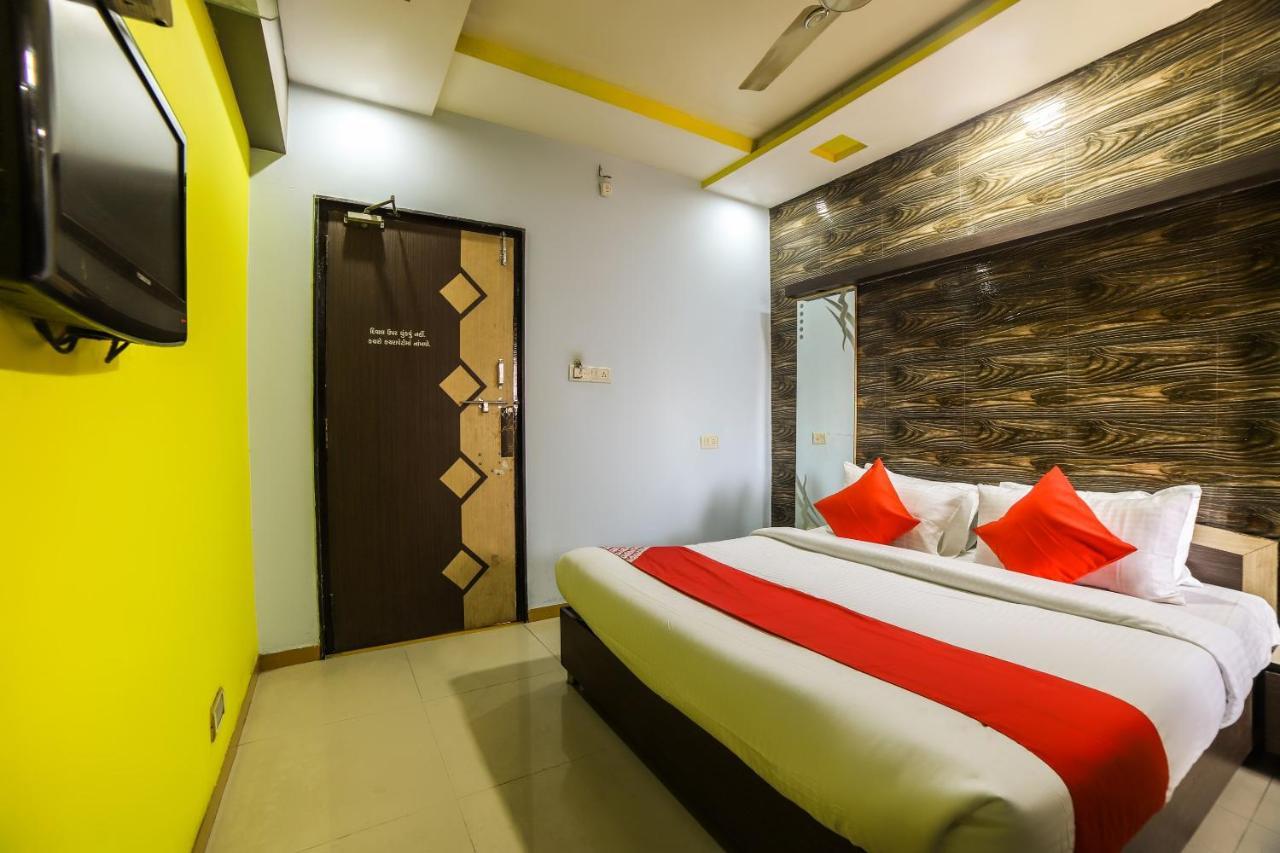 Oyo 69877 Hotel Sarthi Residency Ahmedabad Exterior foto