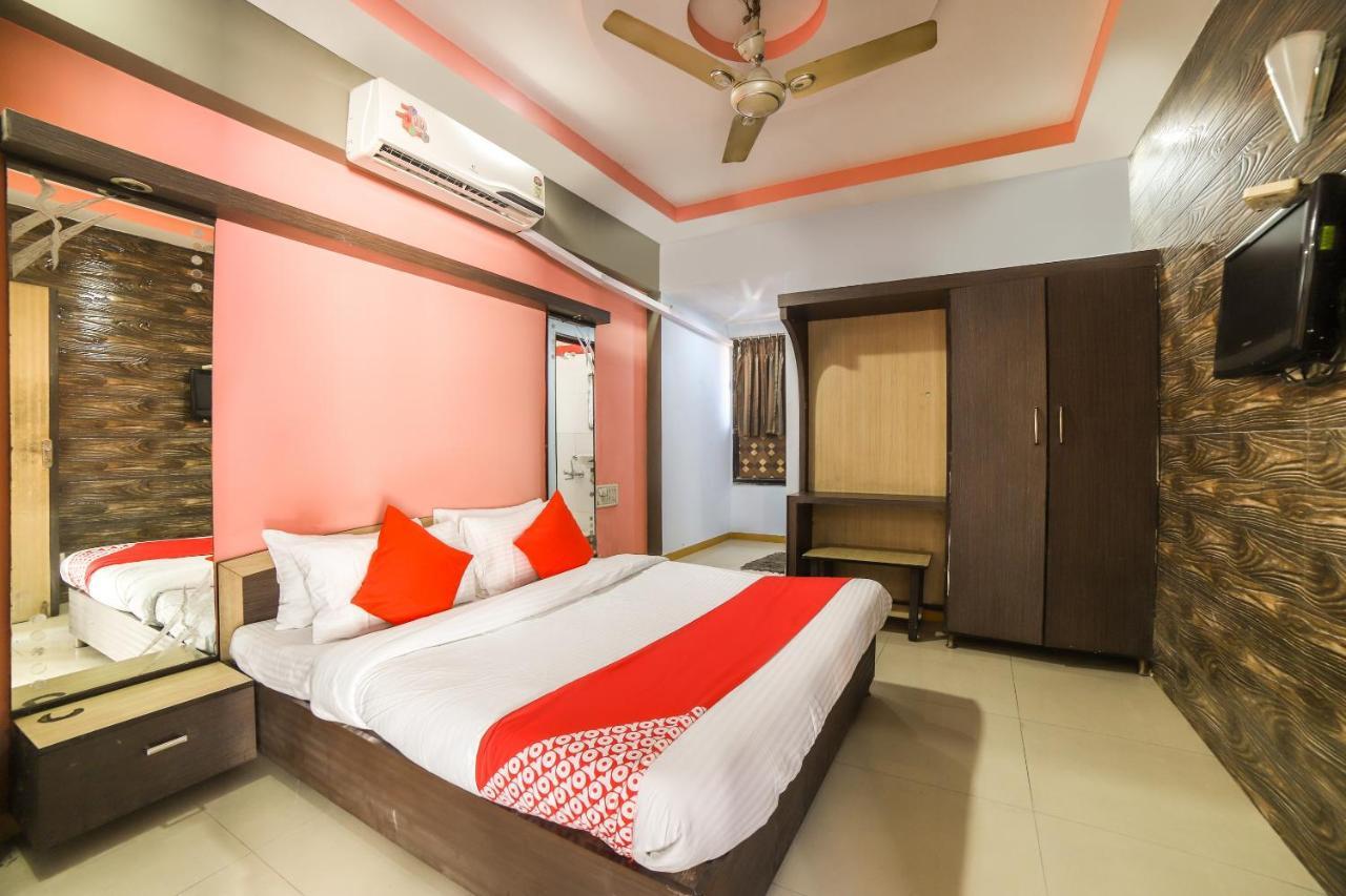 Oyo 69877 Hotel Sarthi Residency Ahmedabad Exterior foto