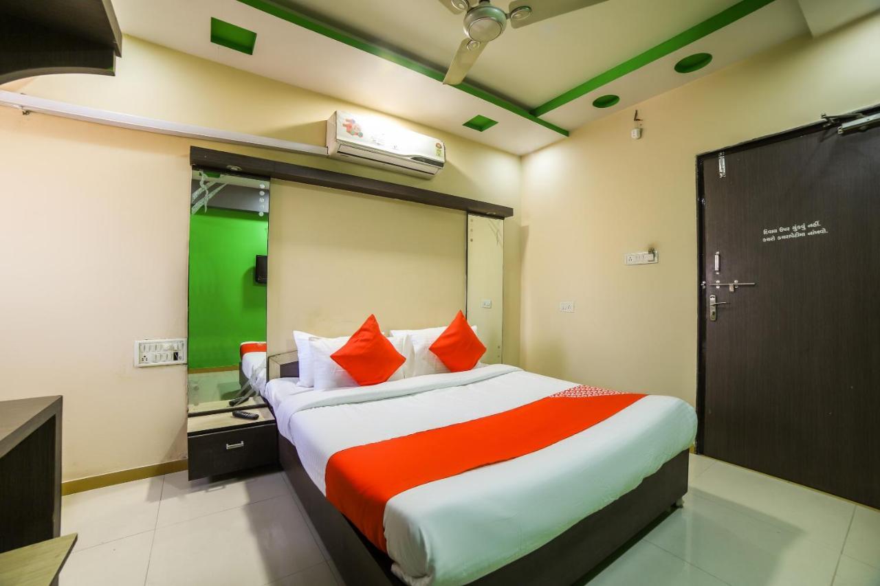 Oyo 69877 Hotel Sarthi Residency Ahmedabad Exterior foto