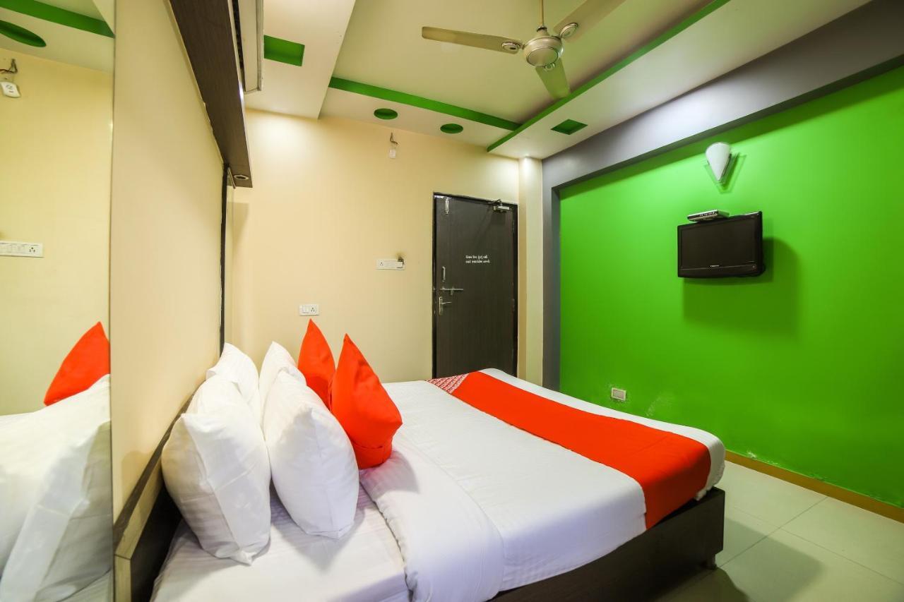 Oyo 69877 Hotel Sarthi Residency Ahmedabad Exterior foto