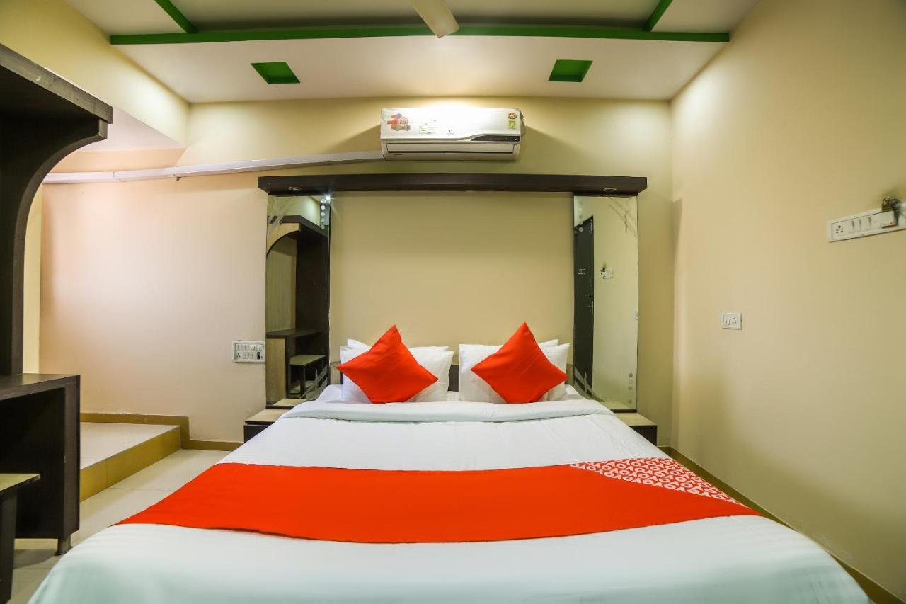 Oyo 69877 Hotel Sarthi Residency Ahmedabad Exterior foto